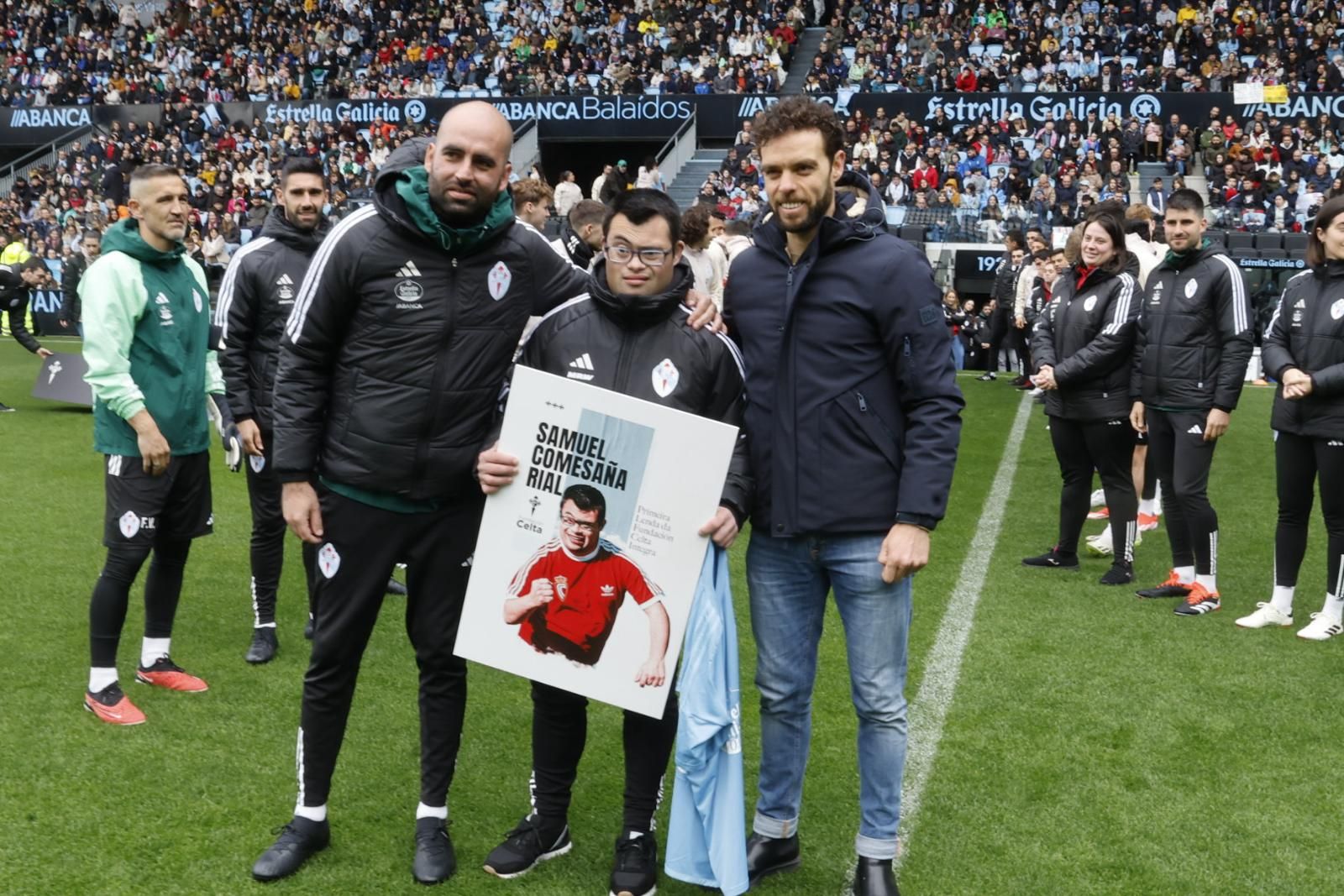 Cientos de aficionados disfrutan del entrenamiento del Celta en Balaídos