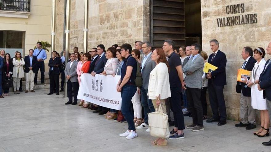 Un instante del minuto de silencio, con los ultras de Vox a la izquierda, fuera de la pancarta oficial