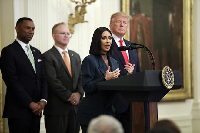 Kim Kardashian, junto a Donald Trump, en un acto oficial