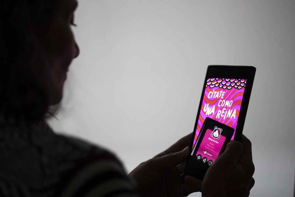 Una mujer utiliza un teléfono móvil.