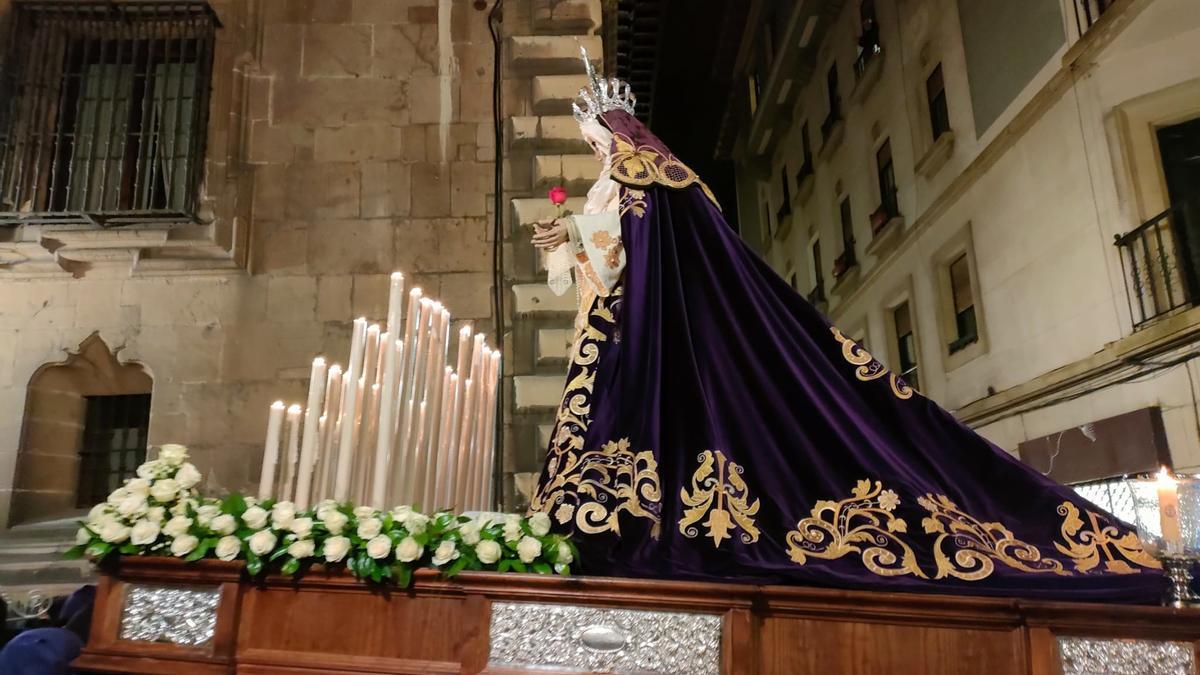 Comercio y tradición se citan en los escaparates de Oviedo por Semana Santa