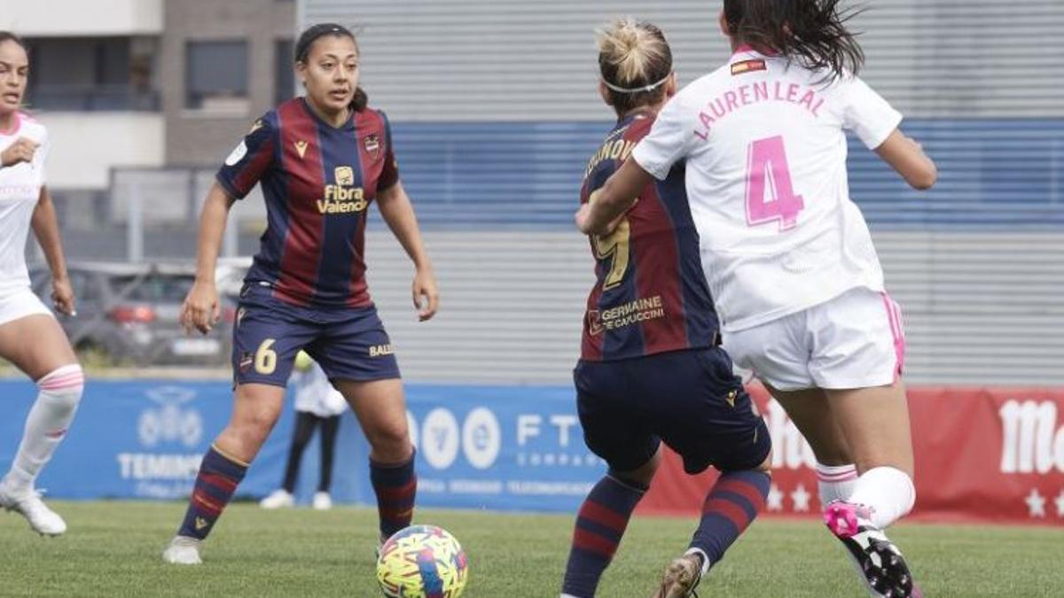 Paula Fernández combina amb Andonova durant el partit contra el Madrid CFF