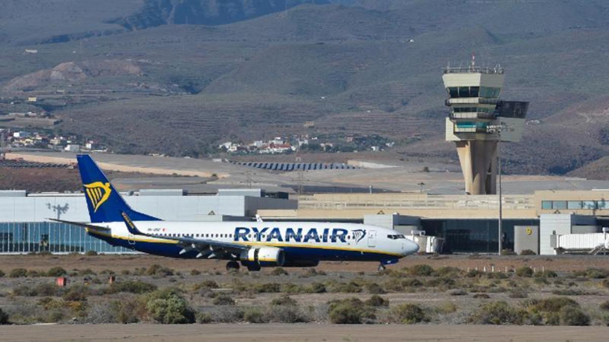 Un avión de la compañía irlandesa de bajo coste Ryanair rueda por el aeropuerto de Gran Canaria.