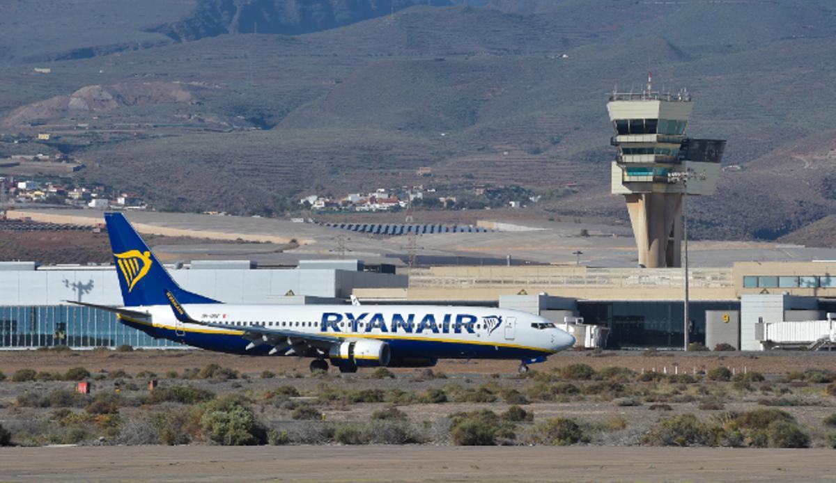 Un avión de la compañía irlandesa de bajo coste Ryanair rueda por el aeropuerto de Gran Canaria.