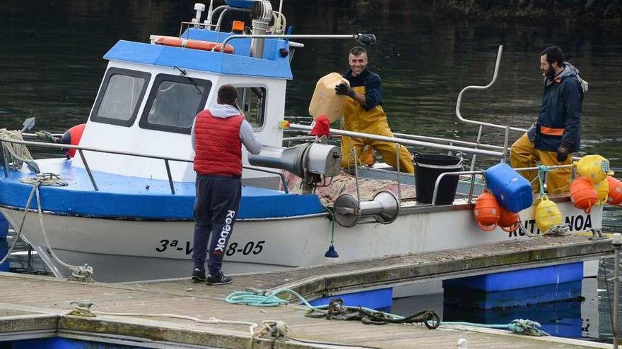 Marineros, ayer, llegando al pantalán de bajura del muelle de Cangas tras la jornada de faena. // Gonzalo Núñez