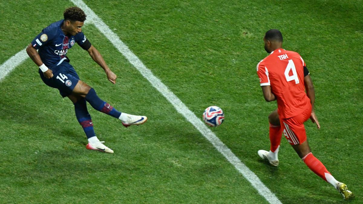 Doué, the Paris SG striker, shoots at Tah, the central of Bayern Munich, in the quarterfinals of the Club World Cup in Atlanta.