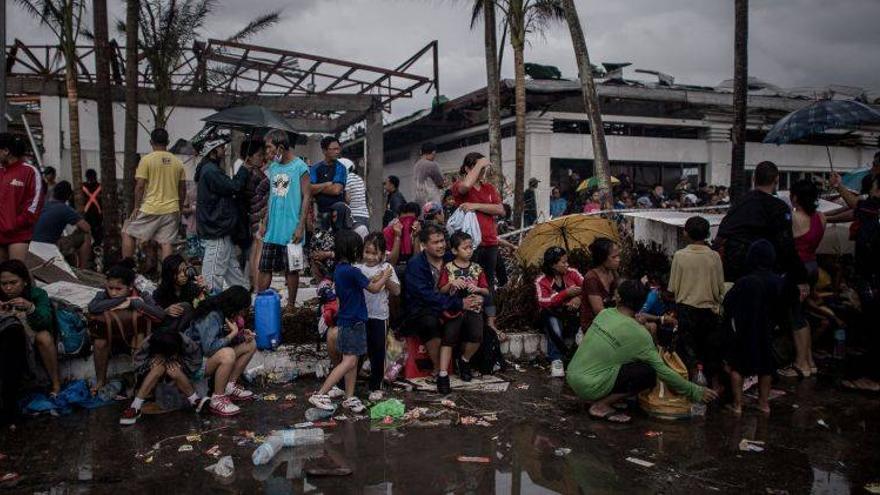 Aumentan a más de 1.700 los muertos por el tifón Haiyan
