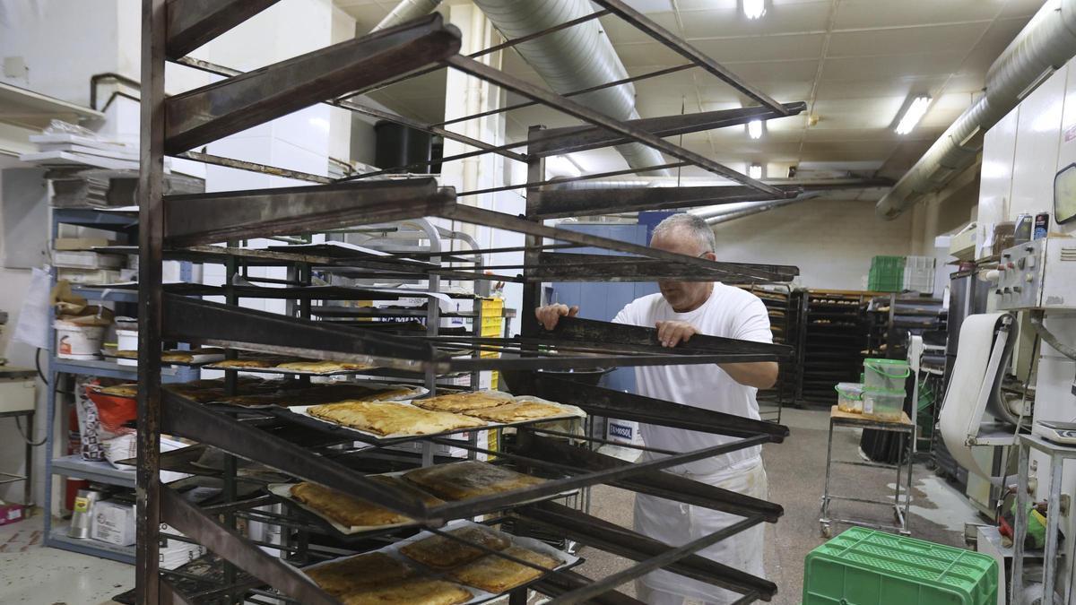 Un panadero trabaja en su obrador. El ministerio quiere potenciar que los profesionales ya jubilados puedan volver al mercado laboral.