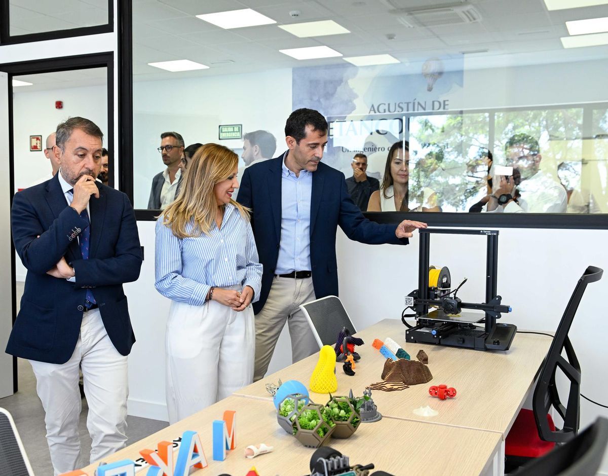 Rosa Dávila, José Manuel Bermúdez y Juan José Martínez visitan el Parque Científico.