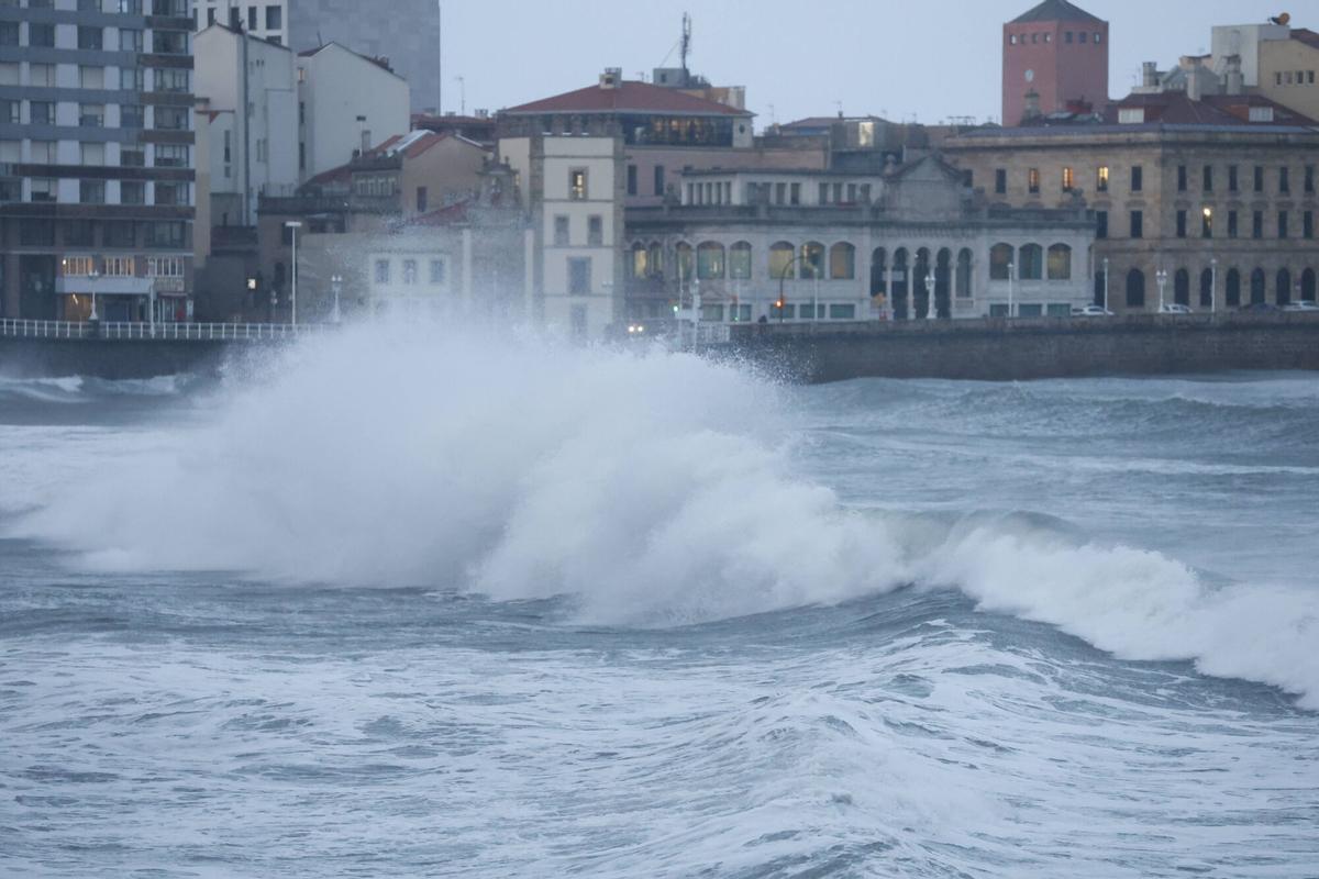 Así se vivió en Gijón el temporal, con olas de seis metros