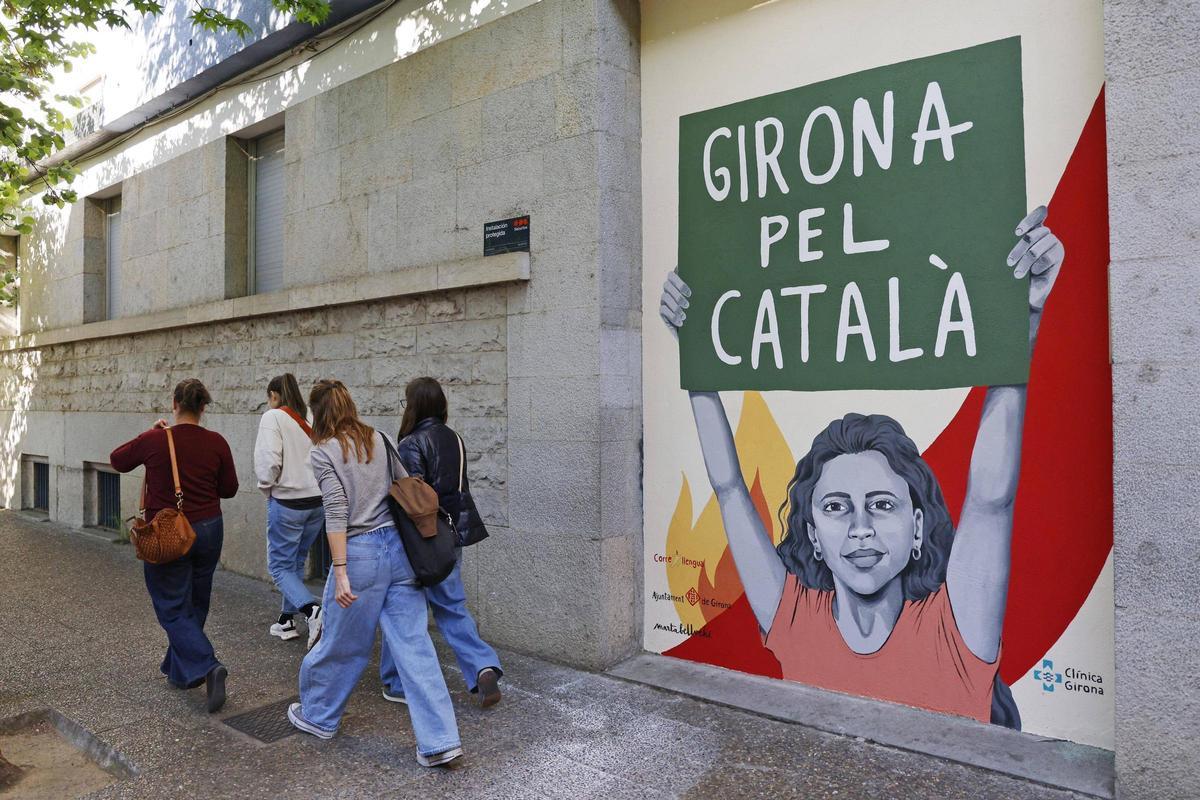 Les imatges del mural a favor del català a Girona de Marta Bellvehí