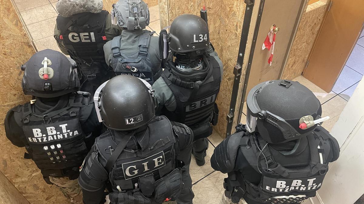 Imagen de las jornadas con los grupos especiales de intervención