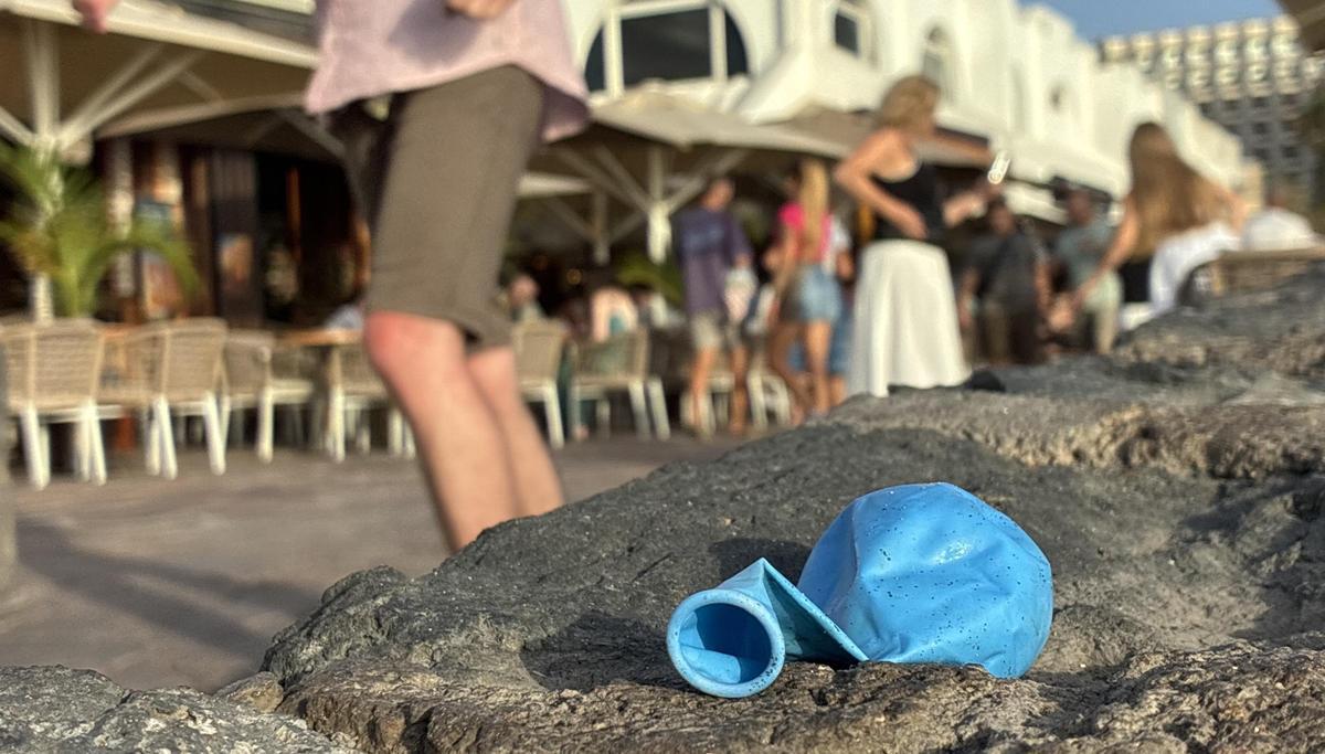 Globo desinflado tras ser usado para inhalar óxido nitroso