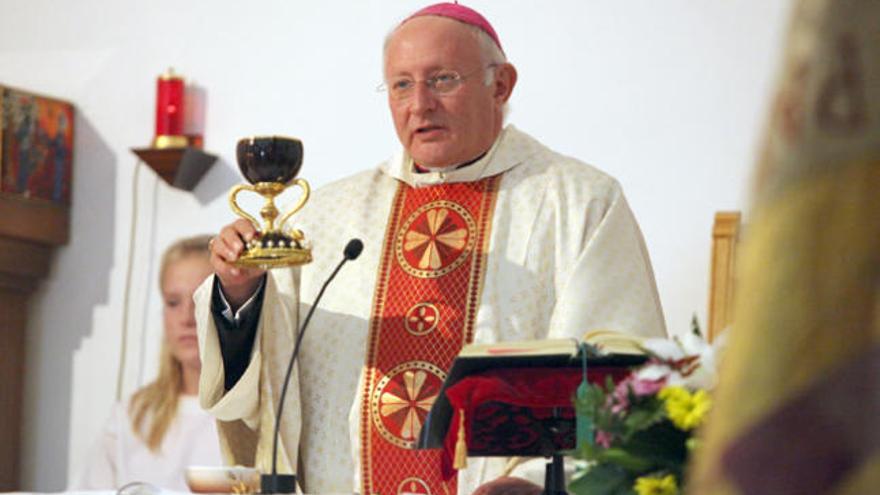 El obispo pitiuso, Vicente Juan Segura, sostiene la réplica del Santo Cáliz durante la misa.