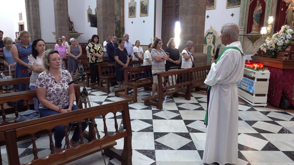 El párroco de La Candelaria de Ingenio, Jesús Vega, en la misa homilía de agradecimiento tras las obras..