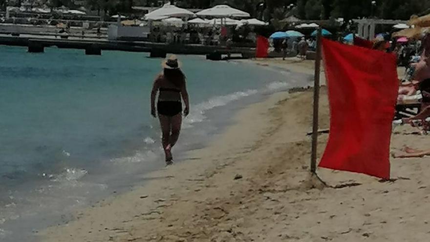 Una bandera roja en la playa de Albercutx.