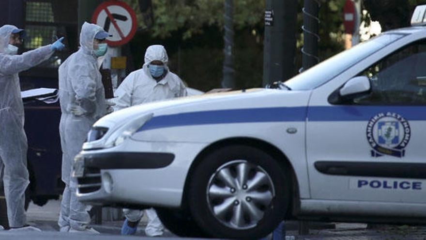 Tres policías registran la zona del ataque..