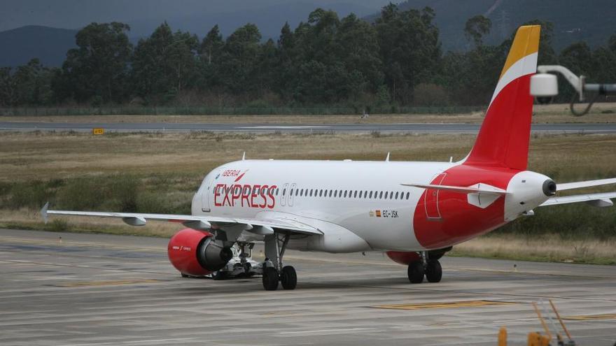 Un avión de Iberia Express en Peinador. // FdV