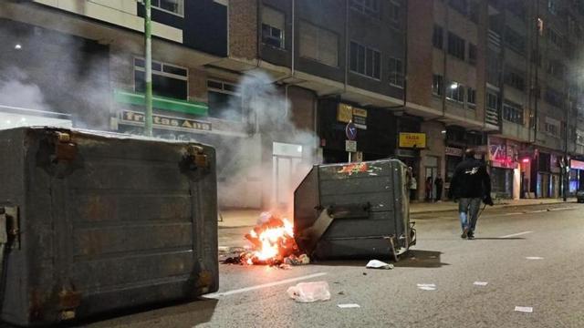 Contenedores quemados en el barrio burgalés de Gamonal.