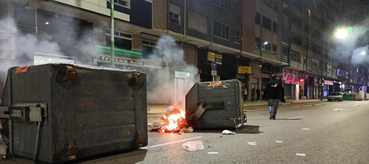 Contenedores quemados en el barrio burgalés de Gamonal.