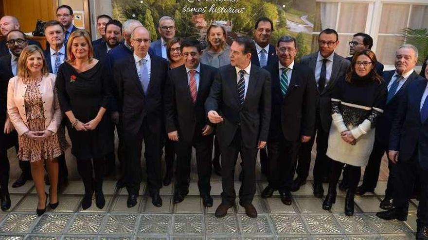 Foto &quot;de familia&quot; de la reunión de la Comisión de Diputaciones Provinciales, Cabildos y Consejos Insulares de la FEMP. // Gustavo Santos