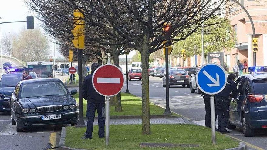 Choque entre dos coches en la avenida de Juan Carlos I