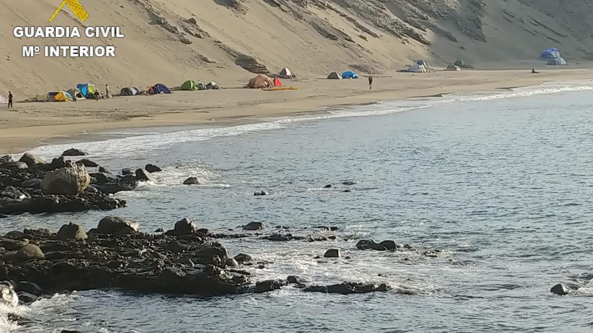 La Guardia Civil realiza 65 denuncias a personas acampadas en playa de Montaña Arena, en Gran Canaria