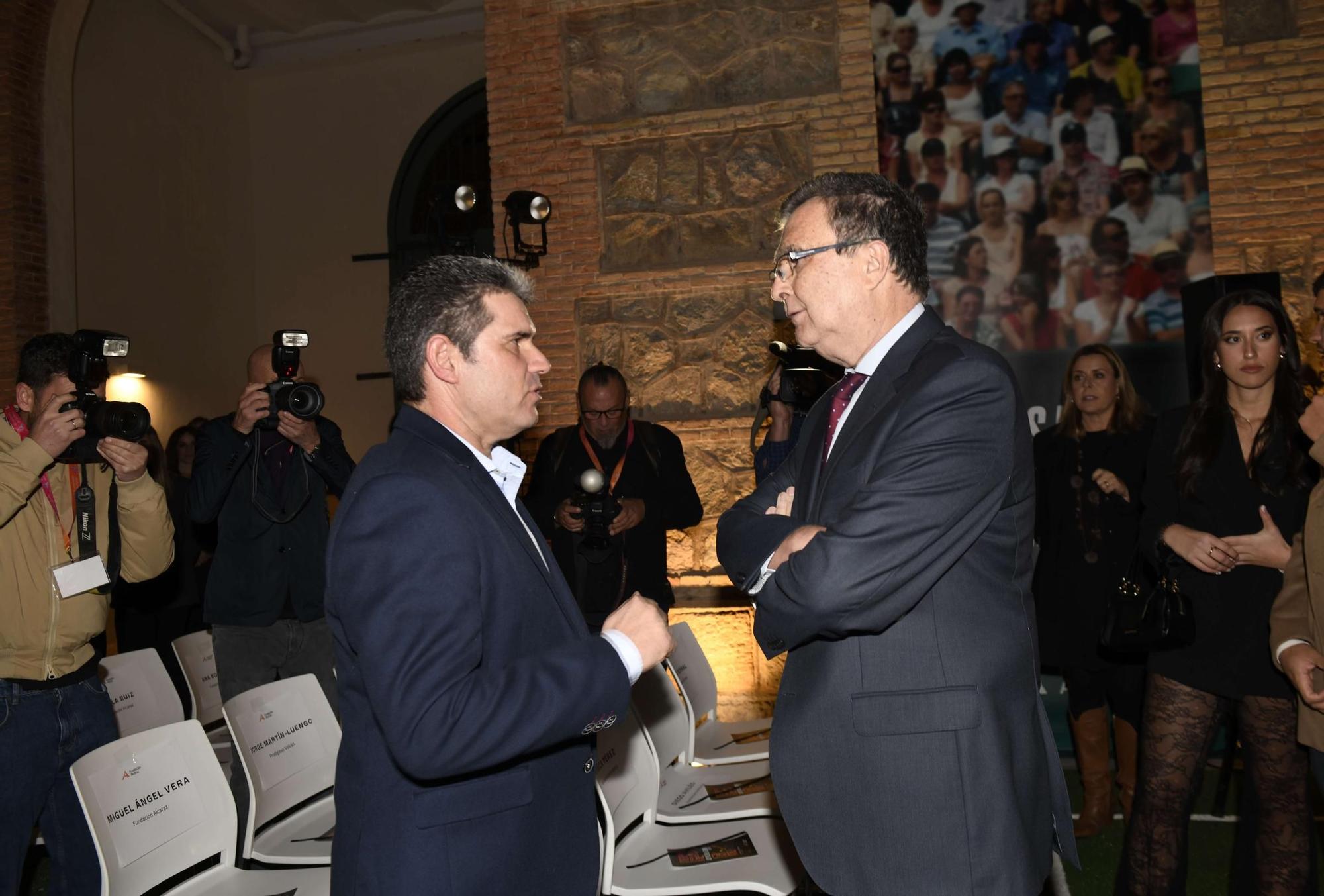 Así ha sido la inauguración de la exposición de Carlos Alcaraz en la Cárcel Vieja de Murcia