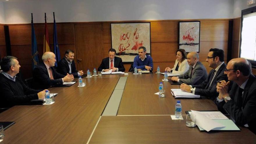 Por la izquierda, Manuel Calvo, director general de Recursos Naturales; J. Antonio Ferrera, director de Montes; Ricardo Suárez, director de Administración Local; Guillermo Martínez; Vicente Domínguez, viceconsejero de Cultura y Deporte; Otilia Requejo, directora de Patrimonio Cultural; Ángel Luis Cabal, director de Tecnologías de la Información; Julio González, director de Turismo, y José Antonio Cullía, secretario de la Comisión de Urbanismo (CUOTA).