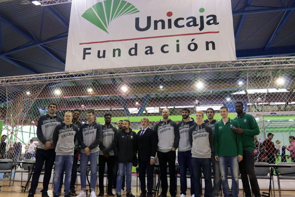 La plantilla del Unicaja visita la muestra en su inauguración, con Joan Plaza a la cabeza.