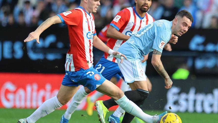 Miguel Gutiérrez corta la pelota ante Iago Aspas y Yangel Herrera durante el partido disputadoayer en Balaídos.  // Alba Villar
