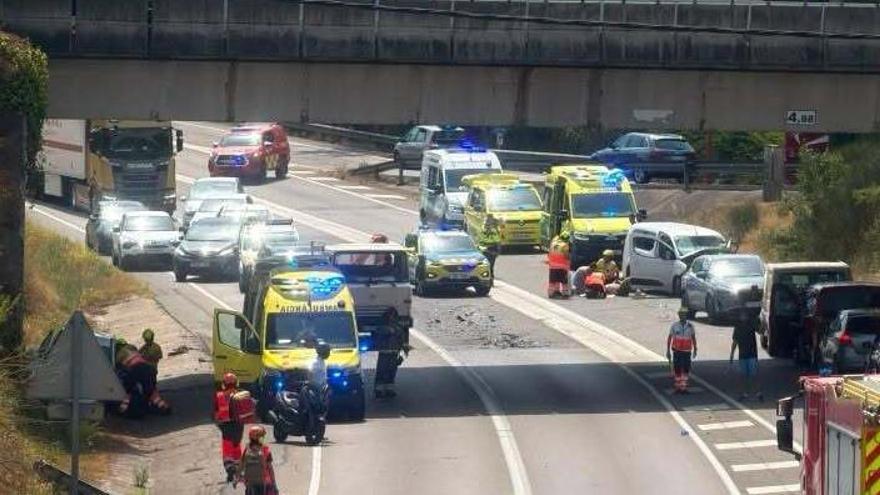 Els serveis d'emergències en el punt de l'accident de trànsit de la C-66 a Sant Julià de Ramis.