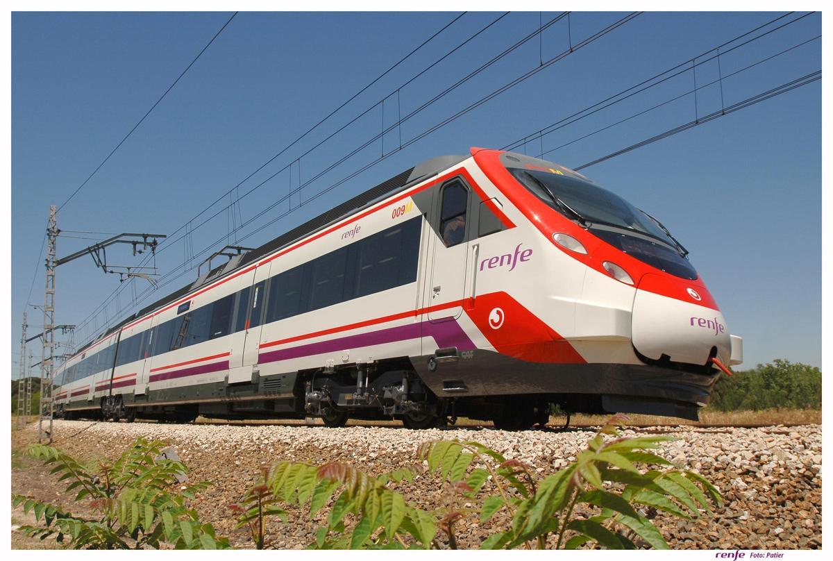 Archivo - Un tren de Cercanías en una imagen de archivo