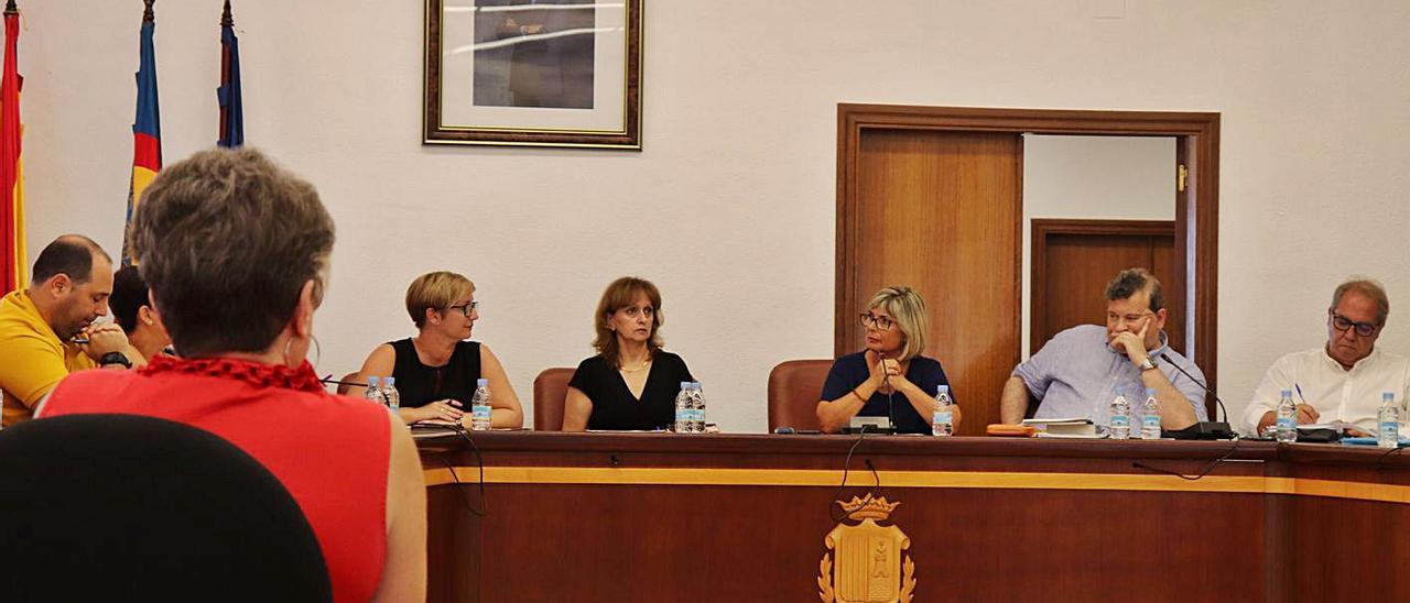 Un momento de un pleno de Santa Pola antes de la pandemia de coronavirus.  |