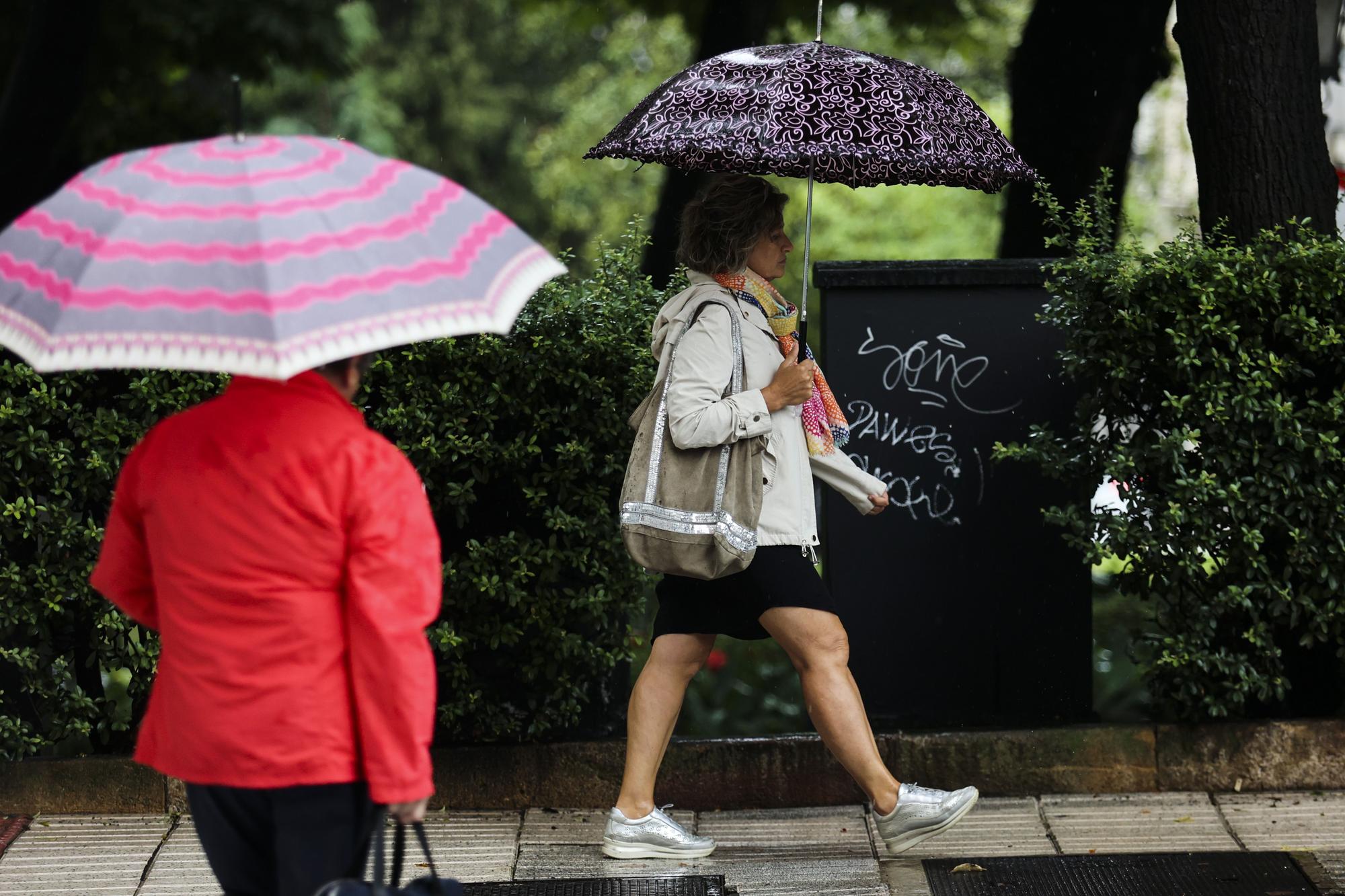 En imágenes: Los turistas, preparados para las lluvias asturianas