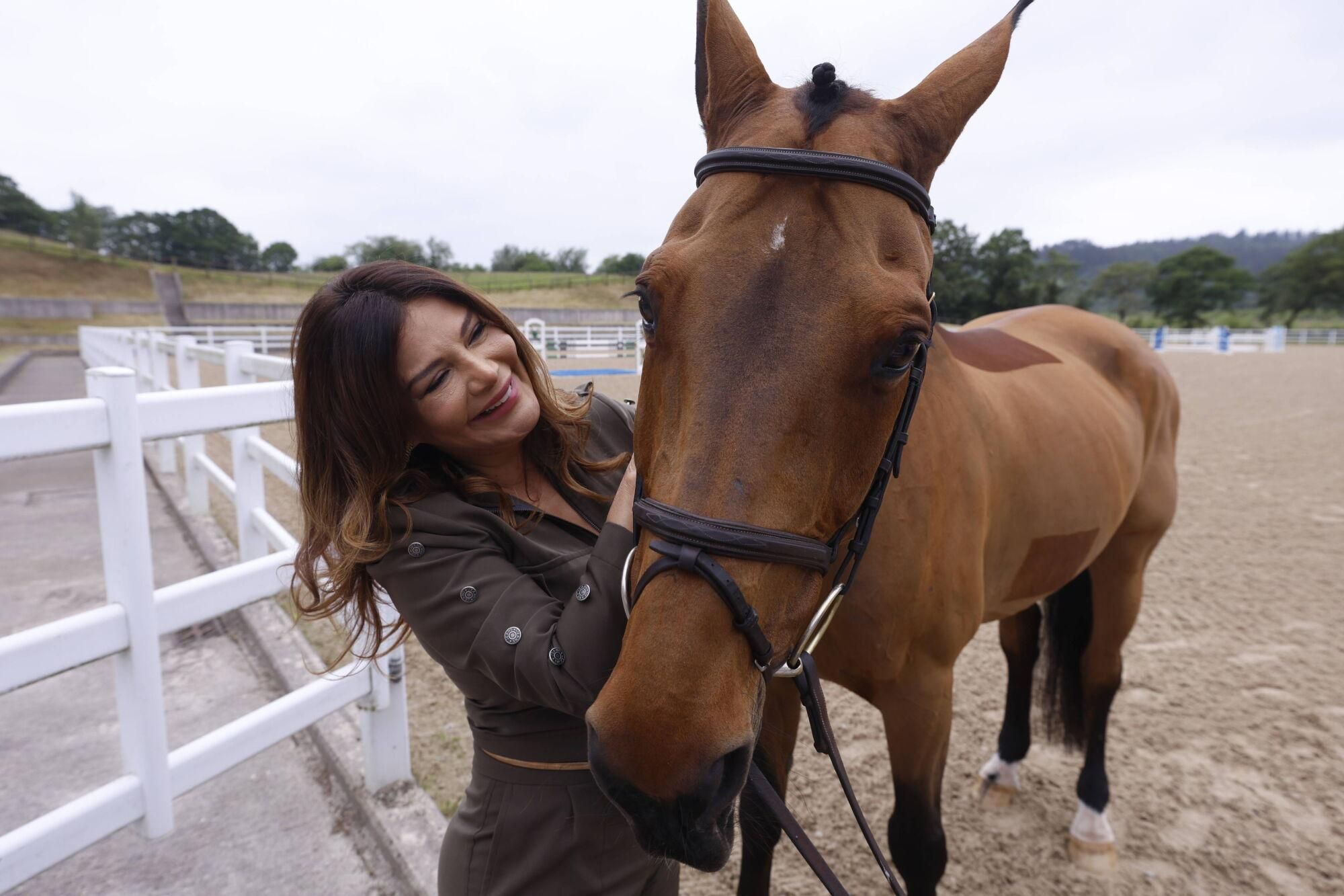 Ivonne Reyes, una amazona de lujo entre caballos en Sariego.