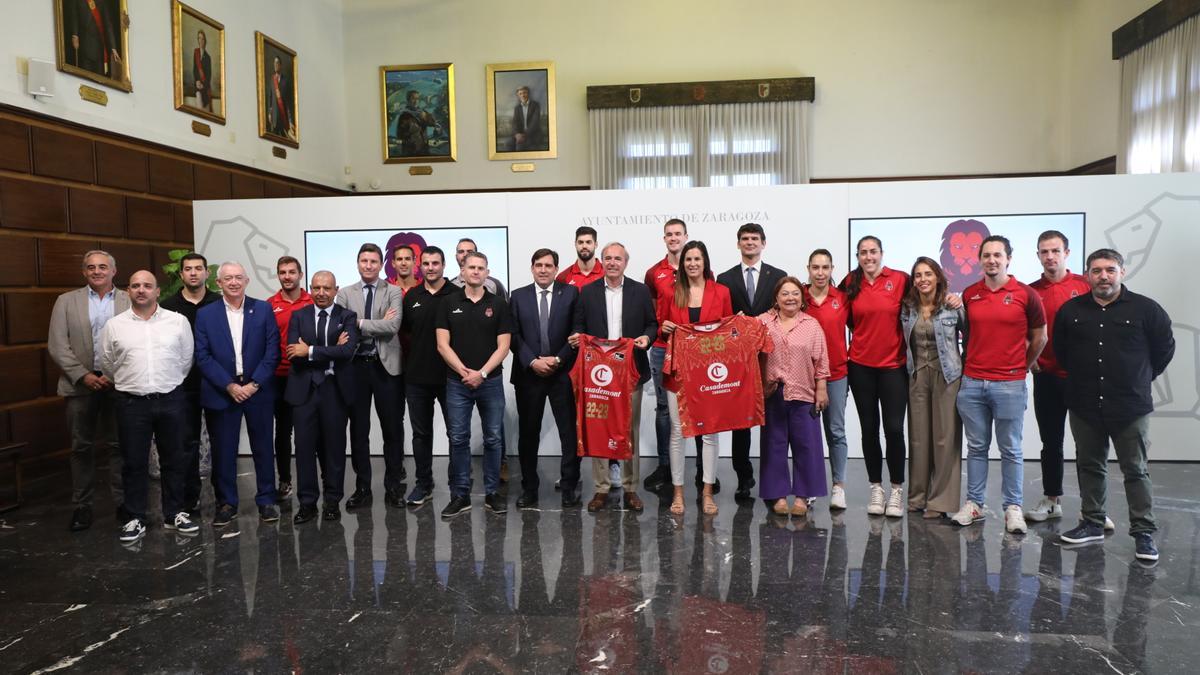 Foto de familia de todos los equipos del Casademont Zaragoza recibidos por Jorge Azcón.