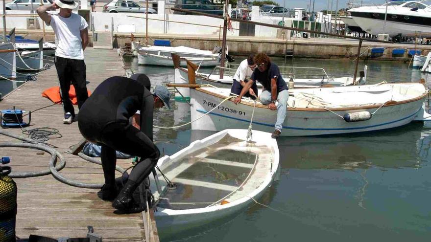 Rescate de una barca en Porto Petro tras el terremoto argelino de 2003.