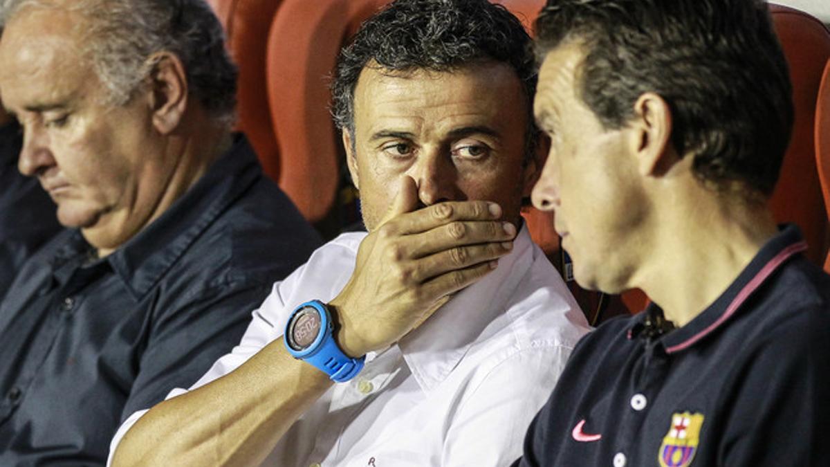 Luis Enrique habla con Unzué, durante el partido ante el Levante, ayer en Valencia.