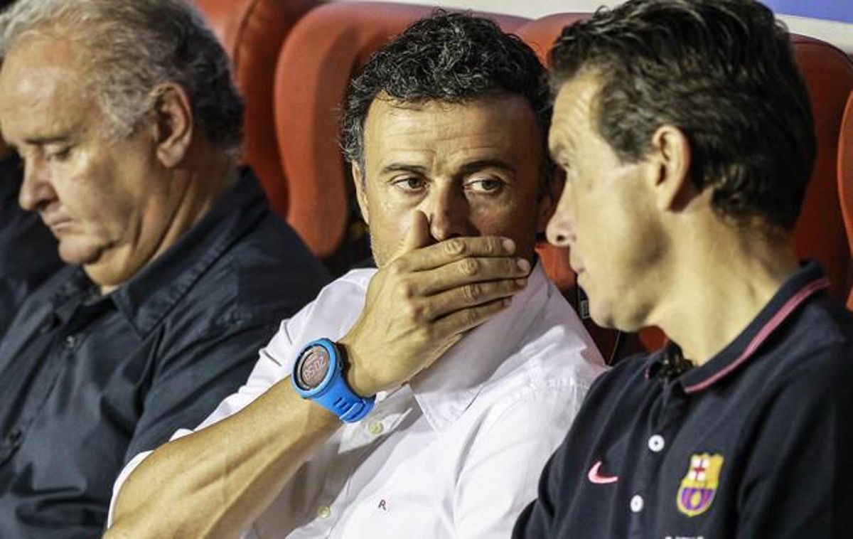 Luis Enrique parla amb Unzué, durant el partit davant el Llevant, a València.
