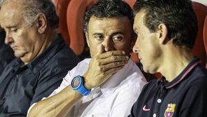 Luis Enrique parla amb Unzué, durant el partit davant el Llevant, a València.