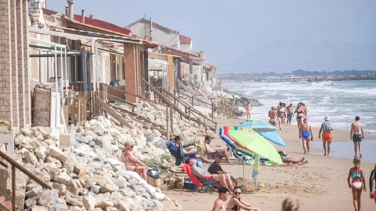 Viviendas en primera línea en la playa Babilonia de Guardamar, una de las zonas afectadas en la provincia por la proposición no de ley tramitada en el Senado.