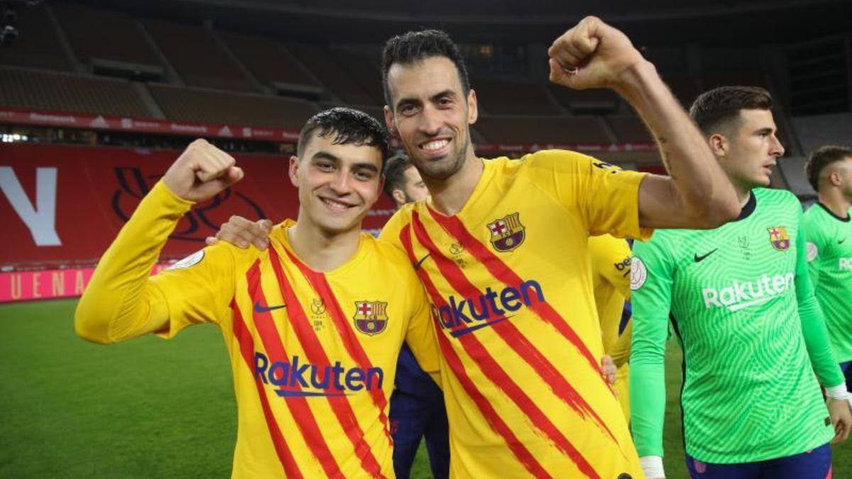 Pedri celebra el triunfo con Busquets con Iñaki Peña detrás