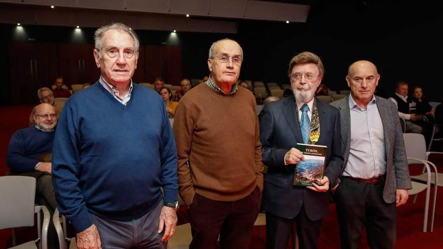 De izquierda a derecha, Zoilo Martínez de Vega, Xulio Concepción, Manuel Jesús López González (Lito) y Longinos Fernández, ayer, en el Club Prensa Asturiana.