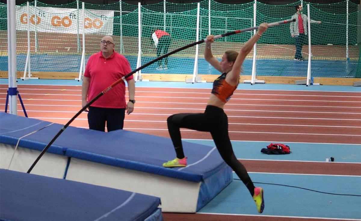 Ana María Chacón intenta un salto.