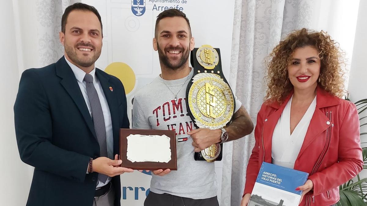El Ayuntamiento de Arrecife recibe al luchador Hecher Sosa tras proclamarse campeón mundial de la FCR
