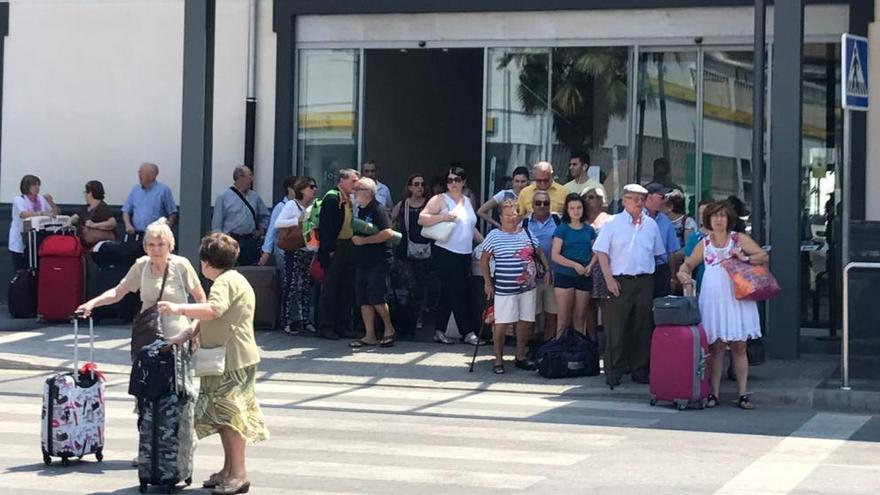 Pasajeros en la parada de taxis de la estacion del AVE sin taxis tras llegar de Santander y Madrid a kas 15.30 horas