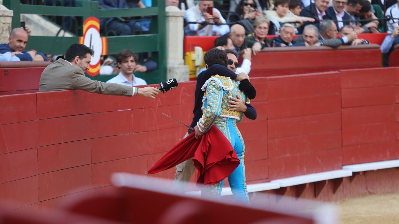 Vicente, Carmen Lomana y Enrique Ponce en la corrida de toros del 16 de marzo en València