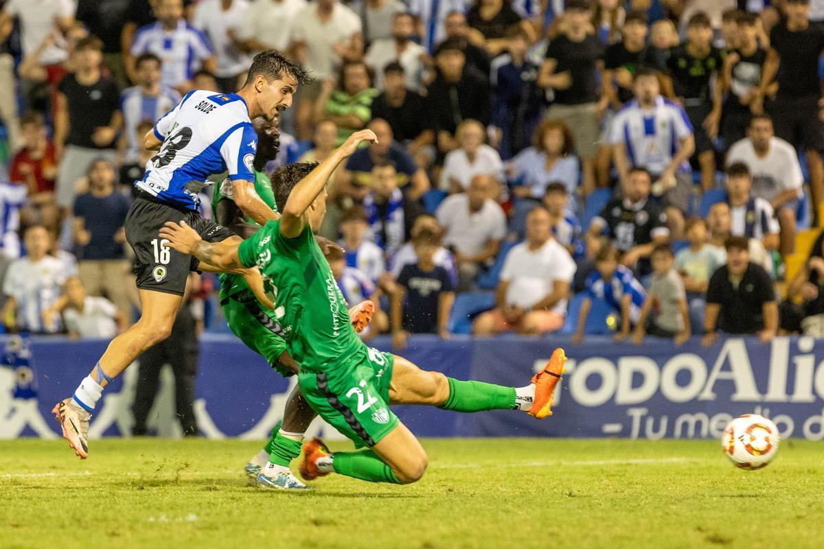 Oriol Soldevil dispara a portería en el partido contra el Antequera que él resolvió en el minuto 90.