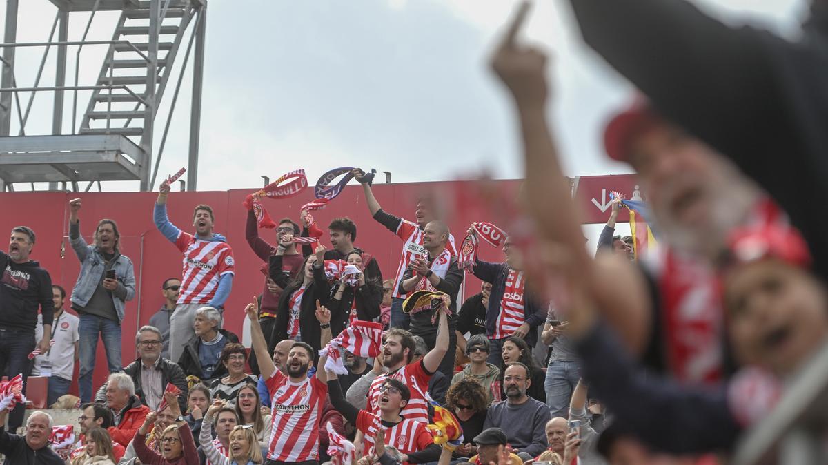 La afición de Montilivi disfrutando del triunfo durante el partido de liga entre el Girona CF y el RCD Espanyol